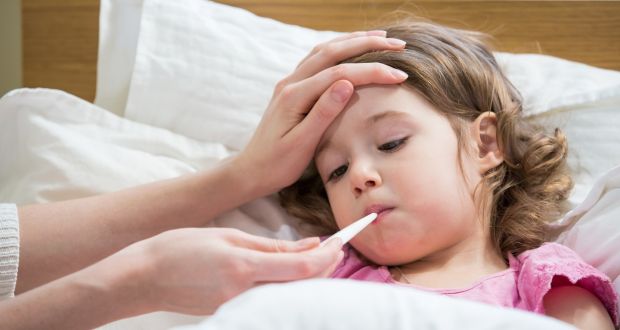 Copiii răciți trebuie să stea acasă – când sunt contraindicate antibioticele?